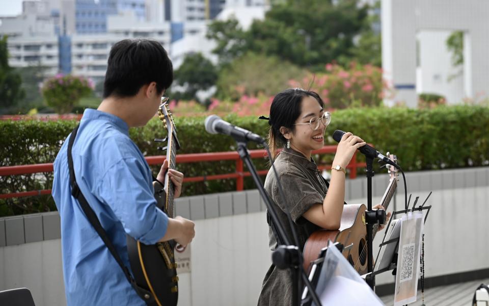 Busking performance by Hyldeguard and Ethan 