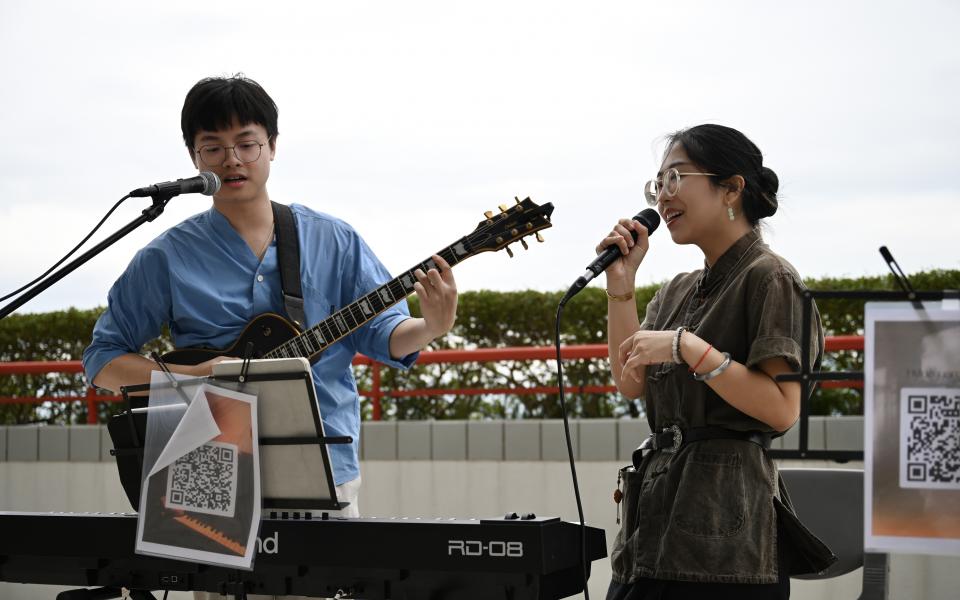 Busking performance by Hyldeguard and Ethan 