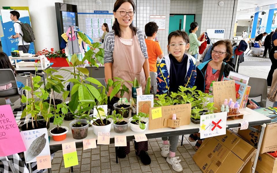 HKUST Garage Sale brought together 150 tables of non-profits, green product vendors, students, staff, residents and families for this annual community celebration. 