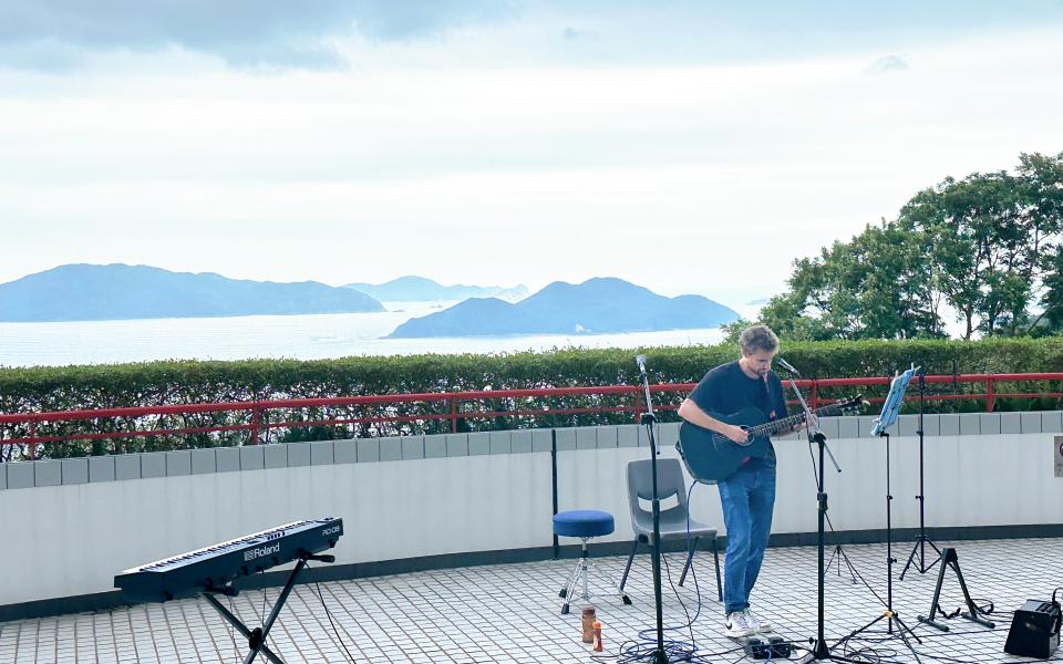 Busking performance by Giorgio 