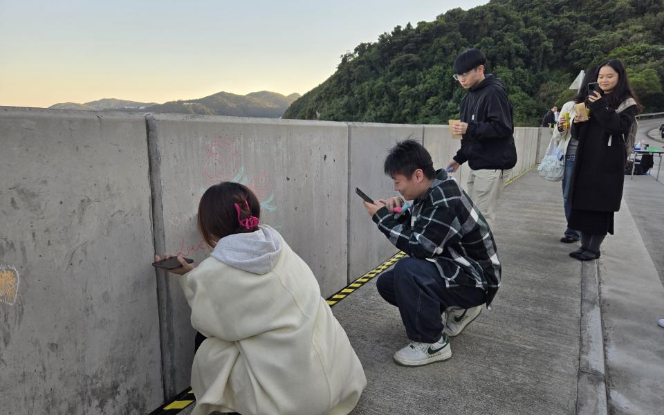 The event brought together music performances, dance jamming and chalk drawing on the seafront wall, using art to encourage wellness.