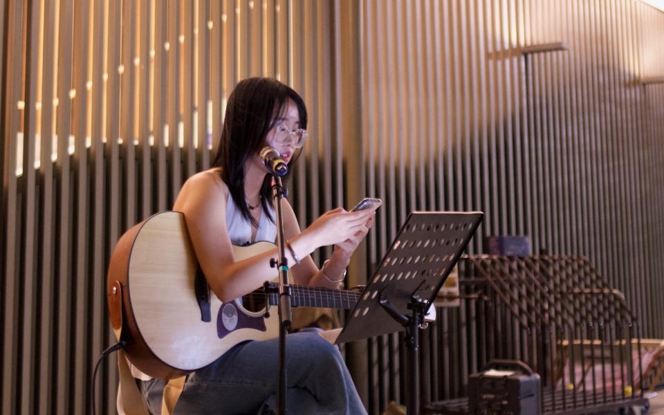 Doreen was one of the busking performer. 