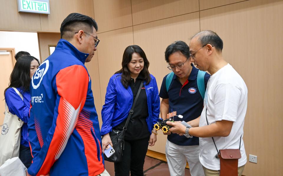 Guests were listening to the introduction of the design of fencing robot.