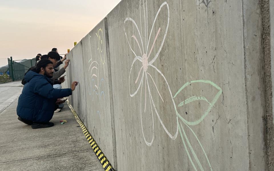 The event brought together music performances, dance jamming and chalk drawing on the seafront wall, using art to encourage wellness.