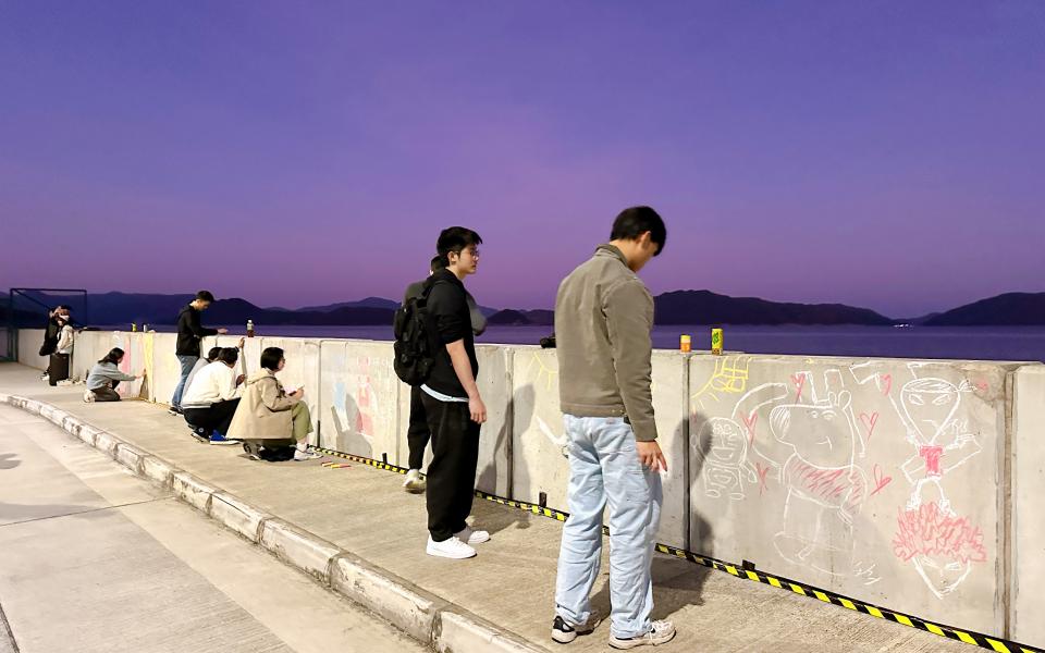 The event brought together music performances, dance jamming and chalk drawing on the seafront wall, using art to encourage wellness.