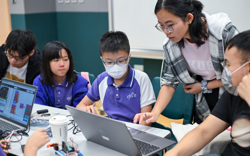 HKUST student helpers were teaching participants how to code for micro:bit.