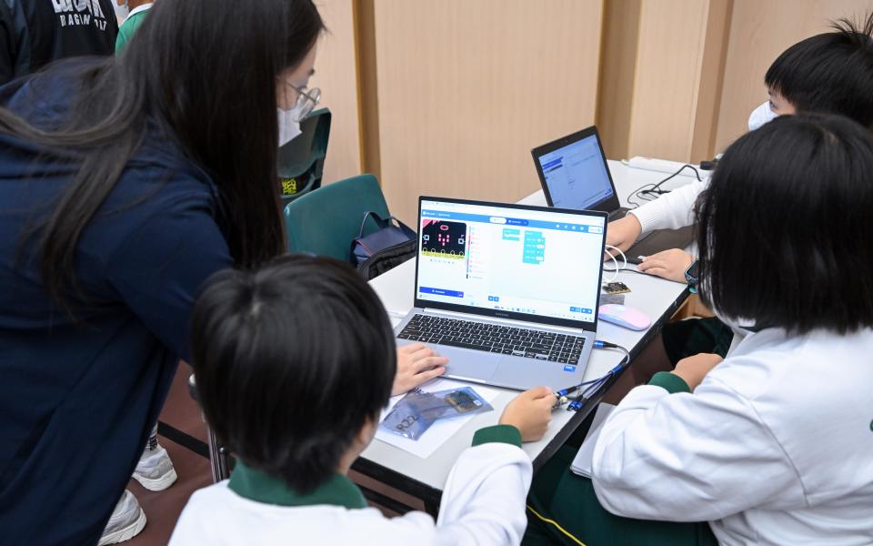 HKUST student helpers were teaching participants how to code for micro:bit.