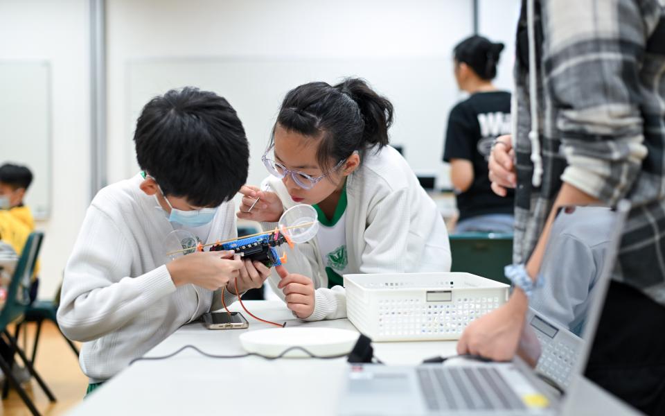 Participants assembled the weightlifting robot.