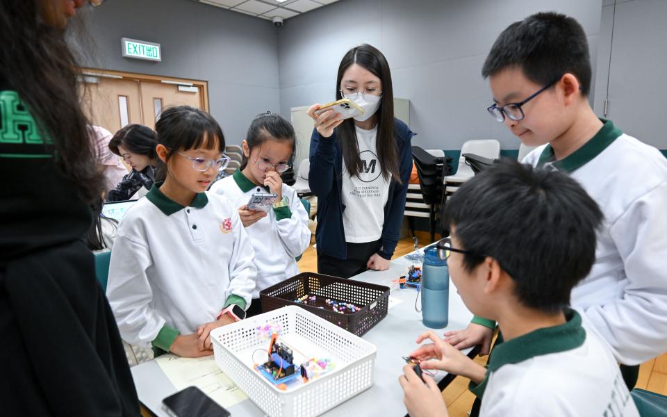 Participants were taking the fencing robot and weightlifting robot competitions.