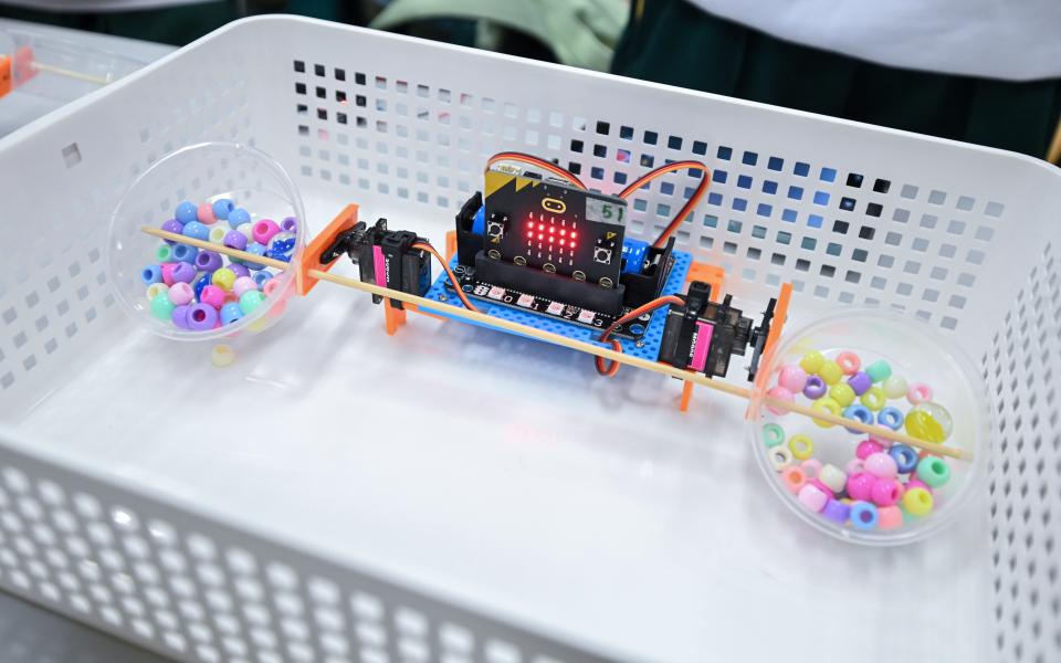 The finished work of a weightlifting robot.