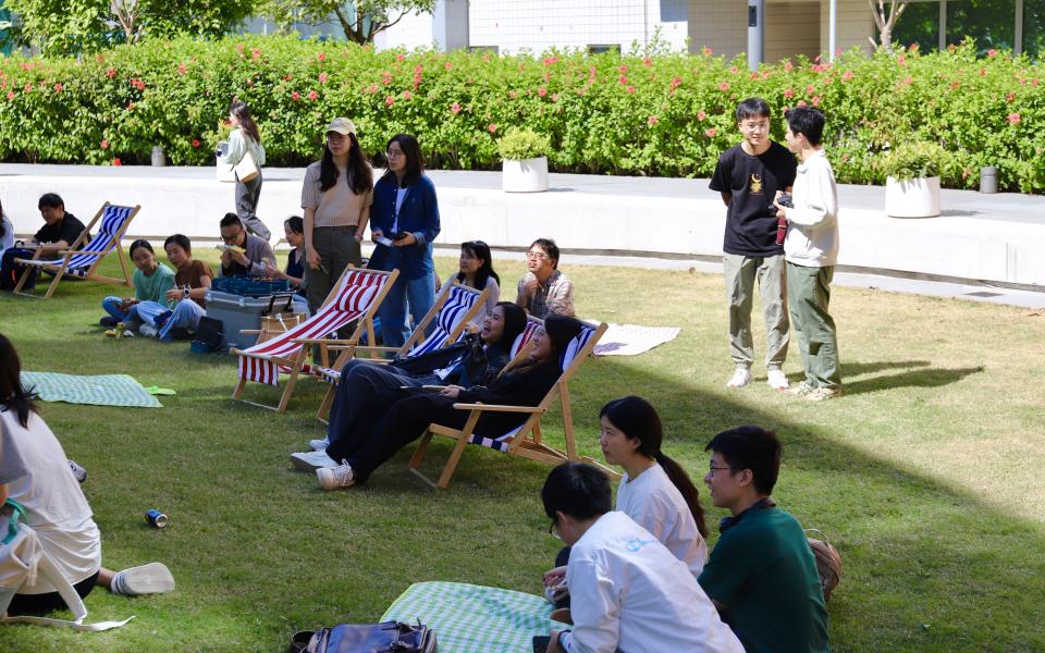 “Marigold Hour” was a lunchtime busking event on the grass, with passersby who opted to stay and listen, creating wonderful moments of solace for those in need of a break.