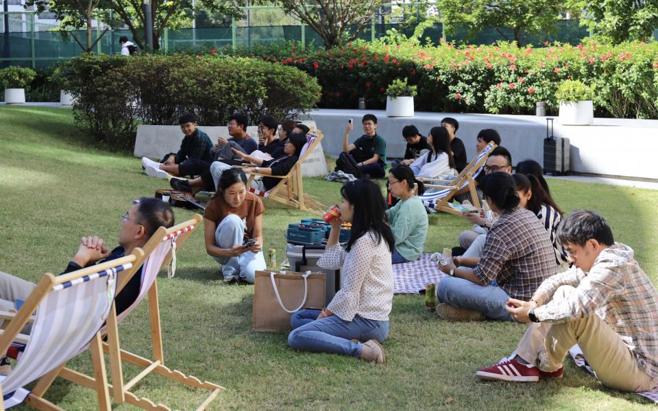 “Marigold Hour” was a lunchtime busking event on the grass, with passersby who opted to stay and listen, creating wonderful moments of solace for those in need of a break.