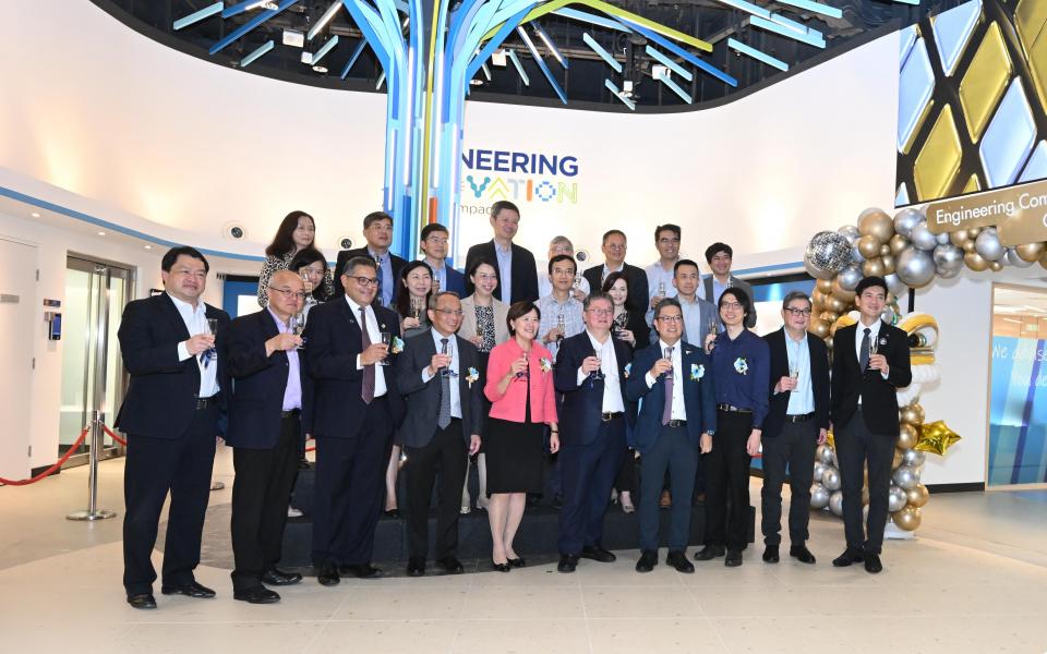 Officiating guests and other members of the University’s senior management in front of the Innovation Tree at the foyer