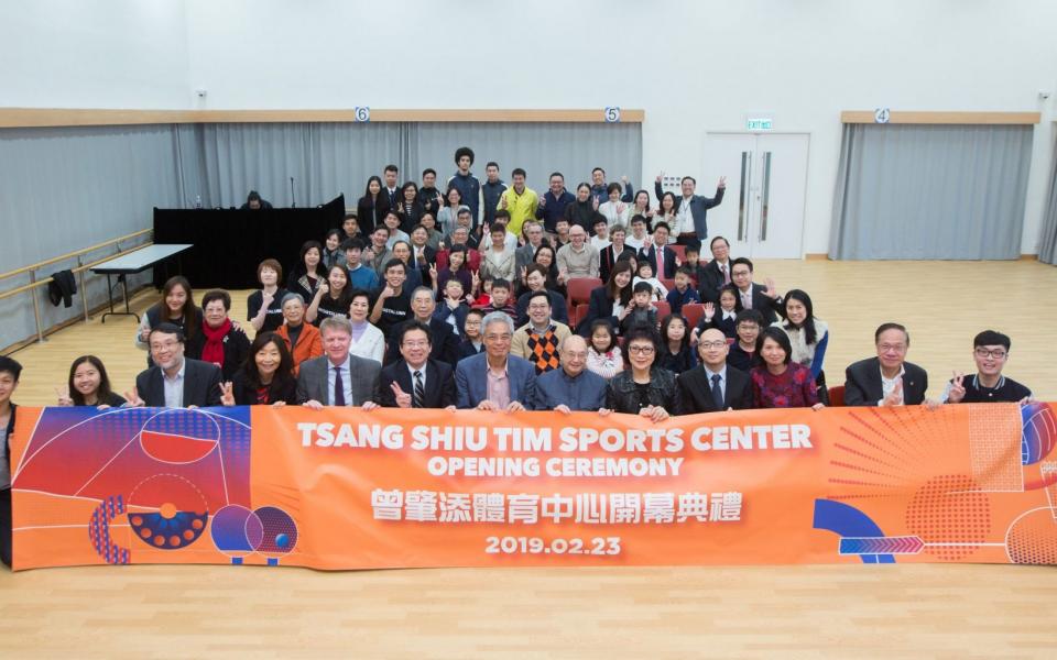 Members of the Tsang’s family with the HKUST community including student athletes and alumni at the new Center’s multipurpose room.