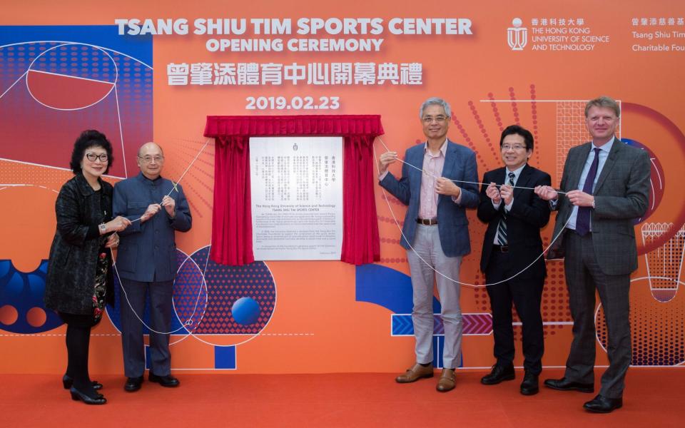 Mr. & Mrs. TSANG Wing-Lok (second and first left), representatives from Tsang Shiu Tim Charitable Foundation; Prof. Wei SHYY (third right), HKUST President; Prof. PONG Ting-Chuen (second right), HKUST Acting Provost and Mr. Mark HODGSON (first right), HKUST Vice-President for Administration and Business officiate at the Center’s opening ceremony.