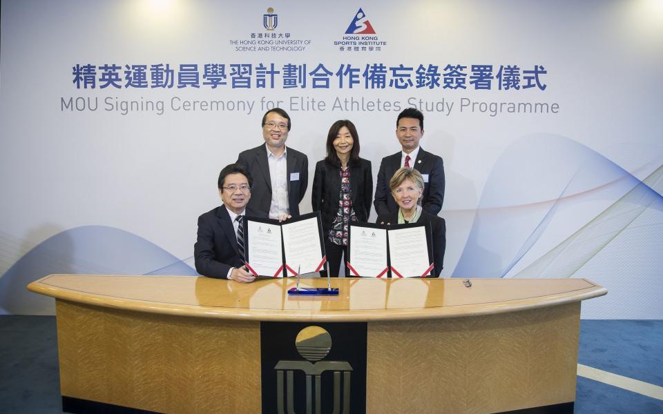 Prof. PONG Ting-Chuen, HKUST Acting Provost (front left) and Dr. Trisha LEAHY, HKSI Chief Executive (front right) sign MoU under the witness of HKUST Vice-President for Institutional Advancement Prof. Sabrina LIN (back middle); HKUST Acting Dean of Students Prof. King CHOW (back left), and HKSI Director of Community Relations and Marketing Mr. Ron LEE (back right).