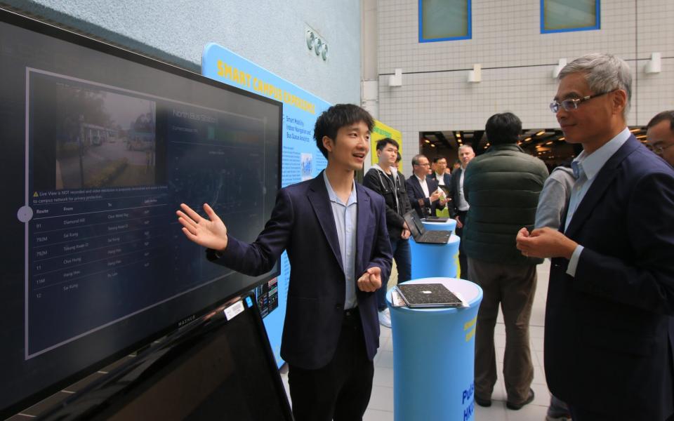 Prof. Wei SHYY, President of HKUST (right) learns about the SSC projects.