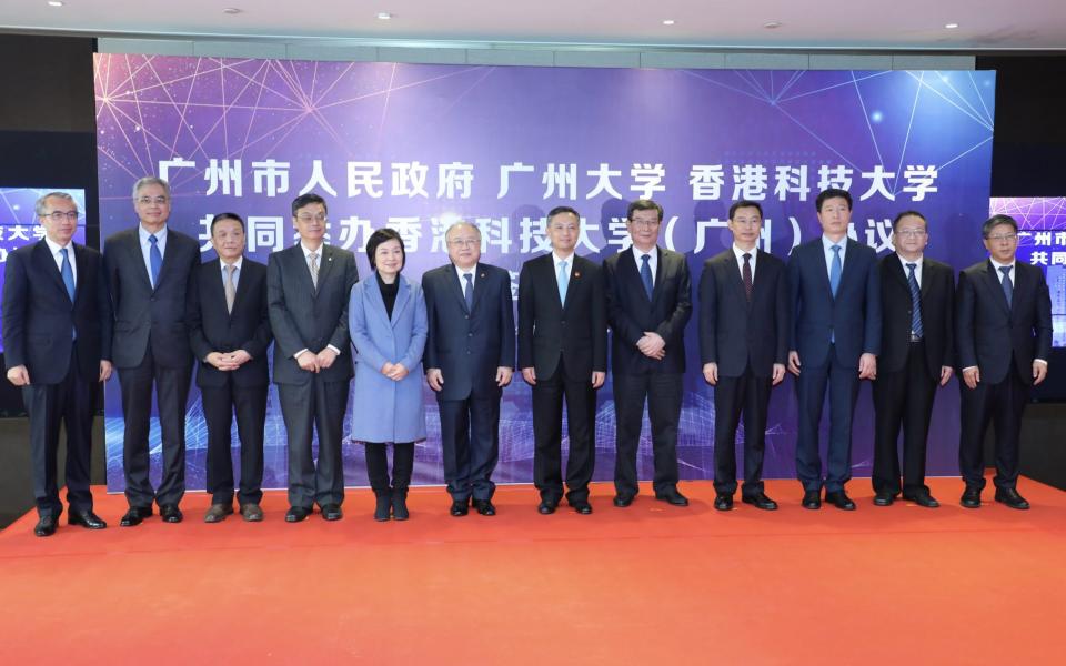 Mr. WEN Guohui (front middle), Mayor of the Guangzhou Government; Prof. Wei SHYY (front left), President of HKUST; and Prof. WEI Minghai (front right), President of Guangzhou University sign the agreement to establish Hong Kong University of Science and Technology(Guangzhou), under the witness of guests including Mr. Andrew LIAO Cheung-Sing, Chairman of the HKUST Council and Dr. CHOI Yuk Lin, Under Secretary for Education of the HKSAR Government.