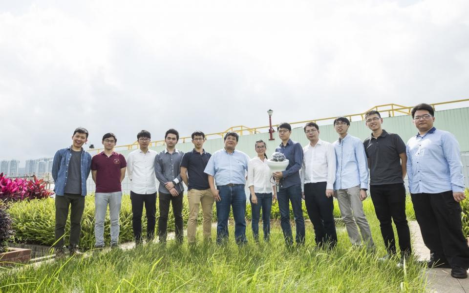 王教授（左六）的团队继续研发能从太阳能板采收能源，并使用人工智能分析数据的第四代感应器。