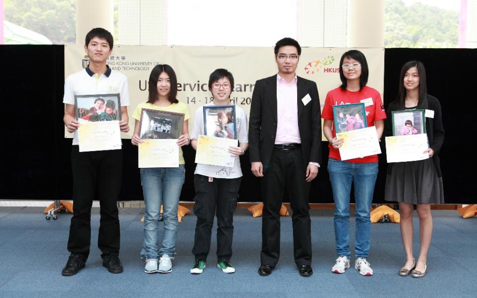 周 佩 波 先 生 （ 右 三 ） 頒 發 獎 狀 給 「 侍 學 的 足 跡 」 攝 影比賽 得 獎 同 學 。	