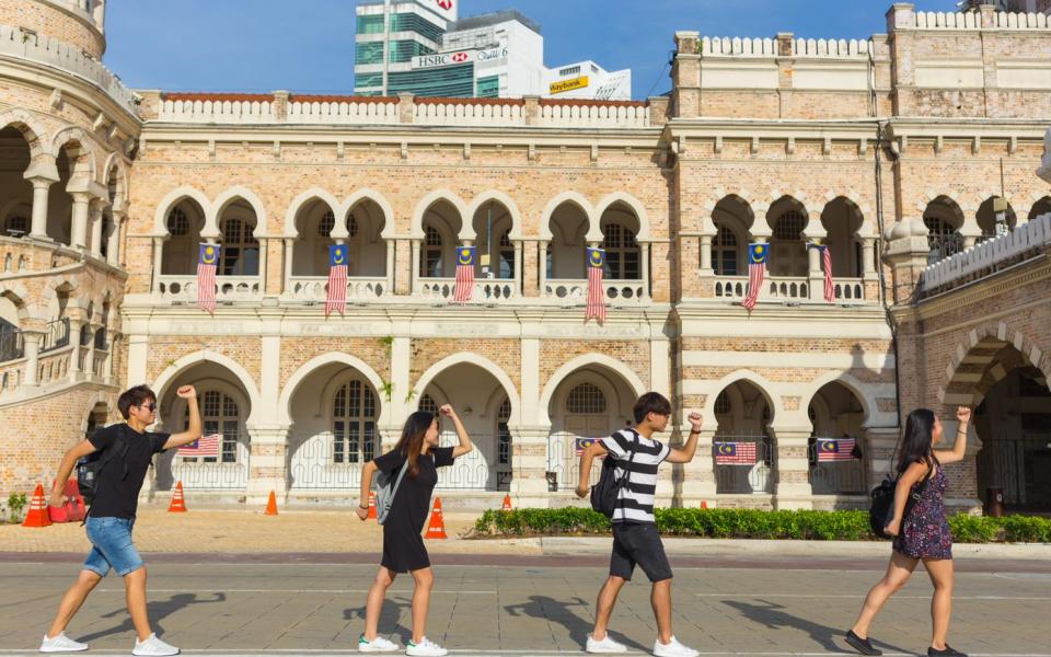 大學三年級，柯嘉寶（左一）跨越「舒適圈」，前往新加坡國立大學當交換生展開一個學期的海外學習生活。