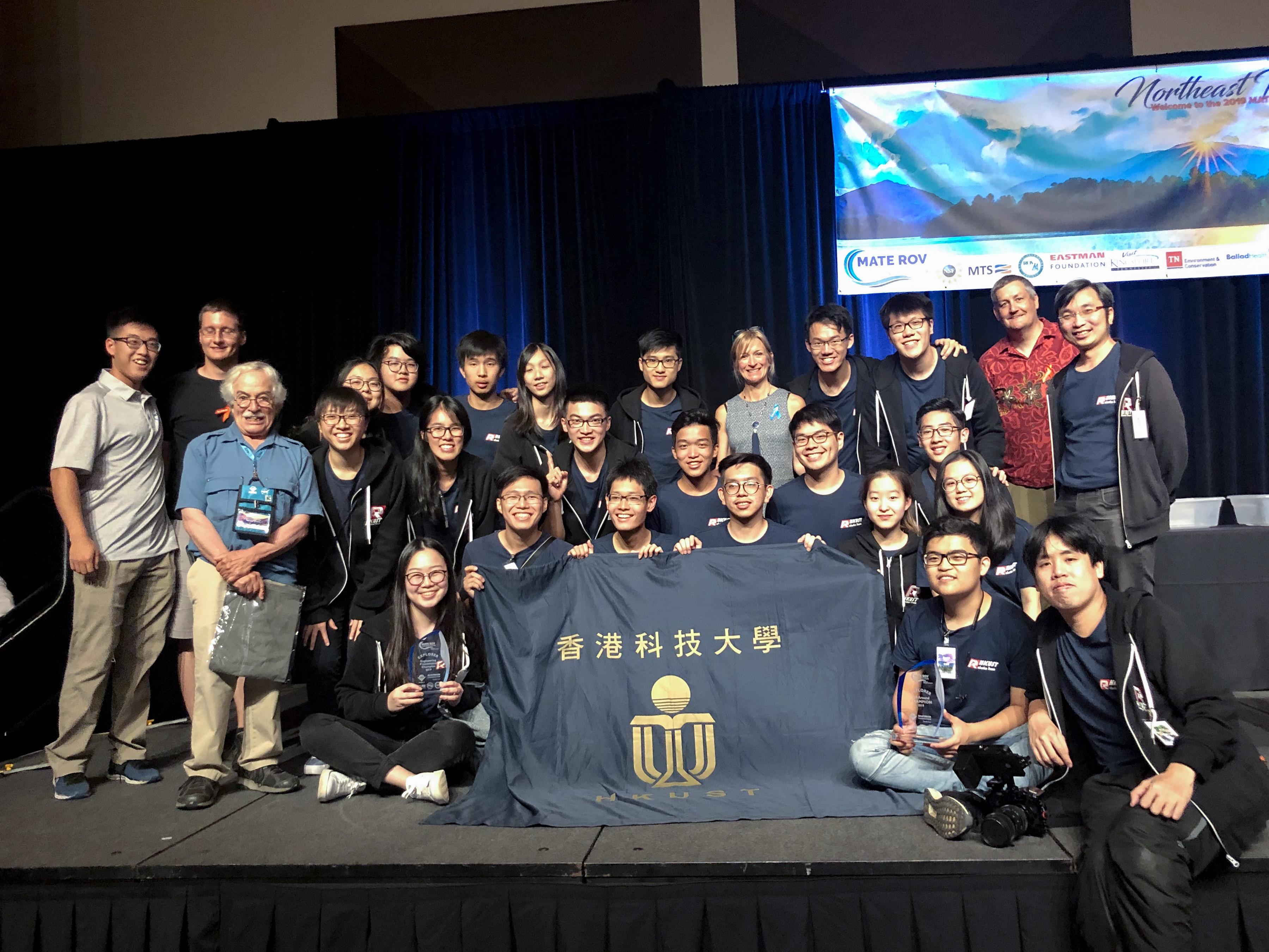 Prof. Tim Woo (first right, back row), HKUST ROV Team members, as well as organizers of the MATE International ROV Competition