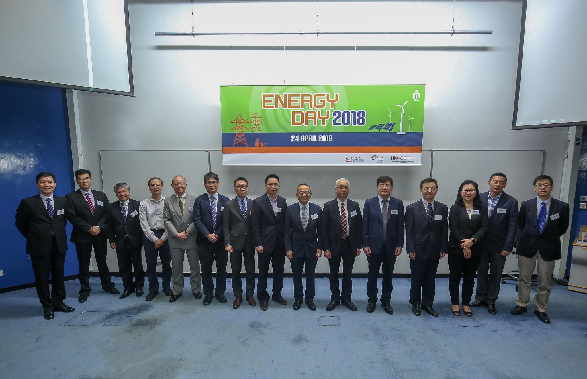 Dean of Engineering Prof Tim Cheng (7th from right) together with faculty members welcomes guest speakers and panelists. 