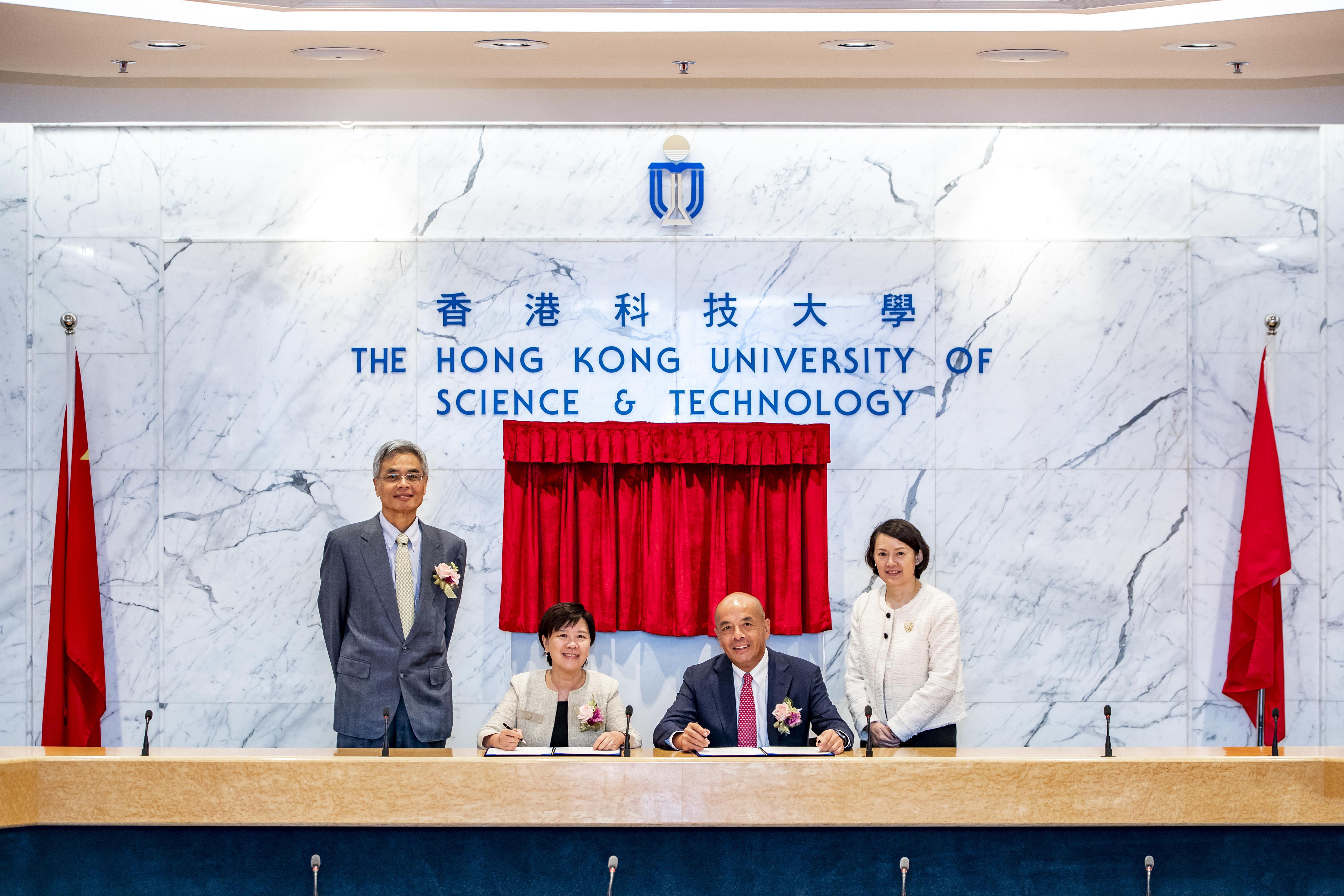 Prof Nancy Ip, Vice-President for Research and Graduate Studies, HKUST (2nd from the left), and Mr Herbert Cheng Jr., Chief Executive Officer of Chiaphua Industries Ltd (2nd from the right), signed the contract for HKUST-CIL Joint Laboratory of Innovative Environmental Health Technologies, with Prof Wei Shyy, Acting President, HKUST (1st from the left), and Mrs Sheilah Chatjaval, General Counsel of Chiaphua Industries Ltd (1st from the right), being the witnesses.