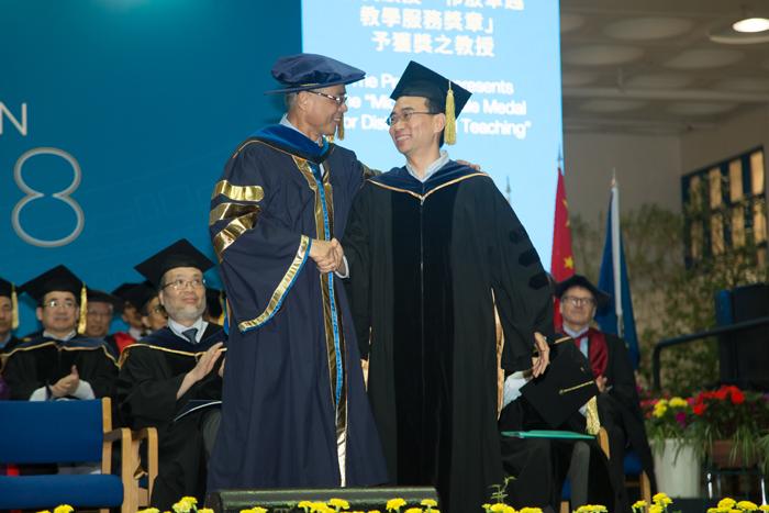 Prof. Song Shenghui received the Michael G Gale Medal for Distinguished Teaching from President Wei Shyy at the University's Congregation on November 15, 2018.	