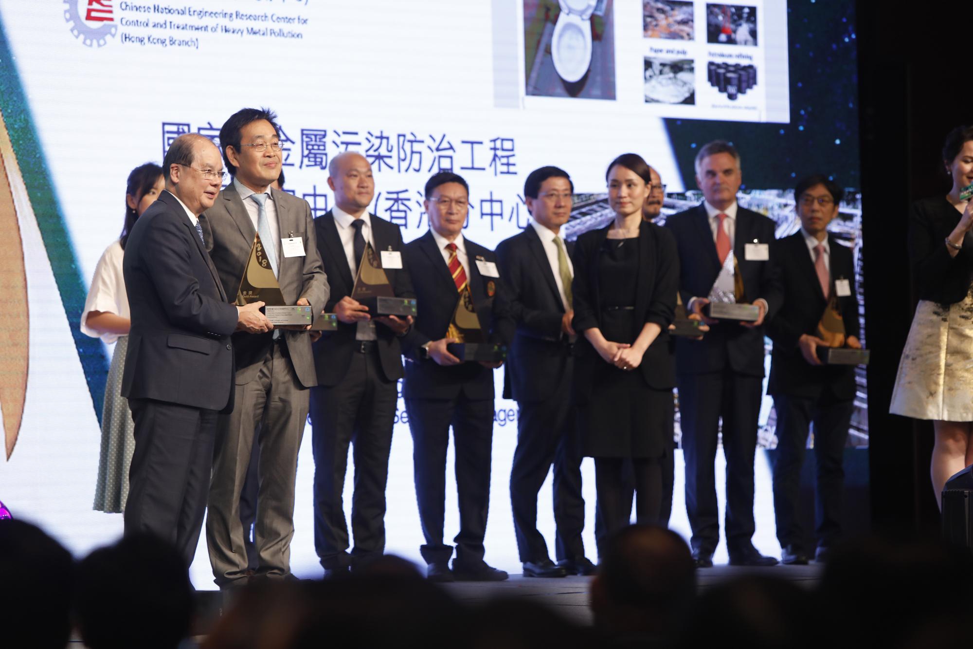 Prof. Chen Guanghao received the prestigious Hong Kong Green Innovations Awards - Gold Award from Mr. Matthew Cheung Kin-Chung (first from left), Acting Chief Executive of the HKSAR at the presentation ceremony of the Hong Kong Awards for Environmental Excellence 2018.