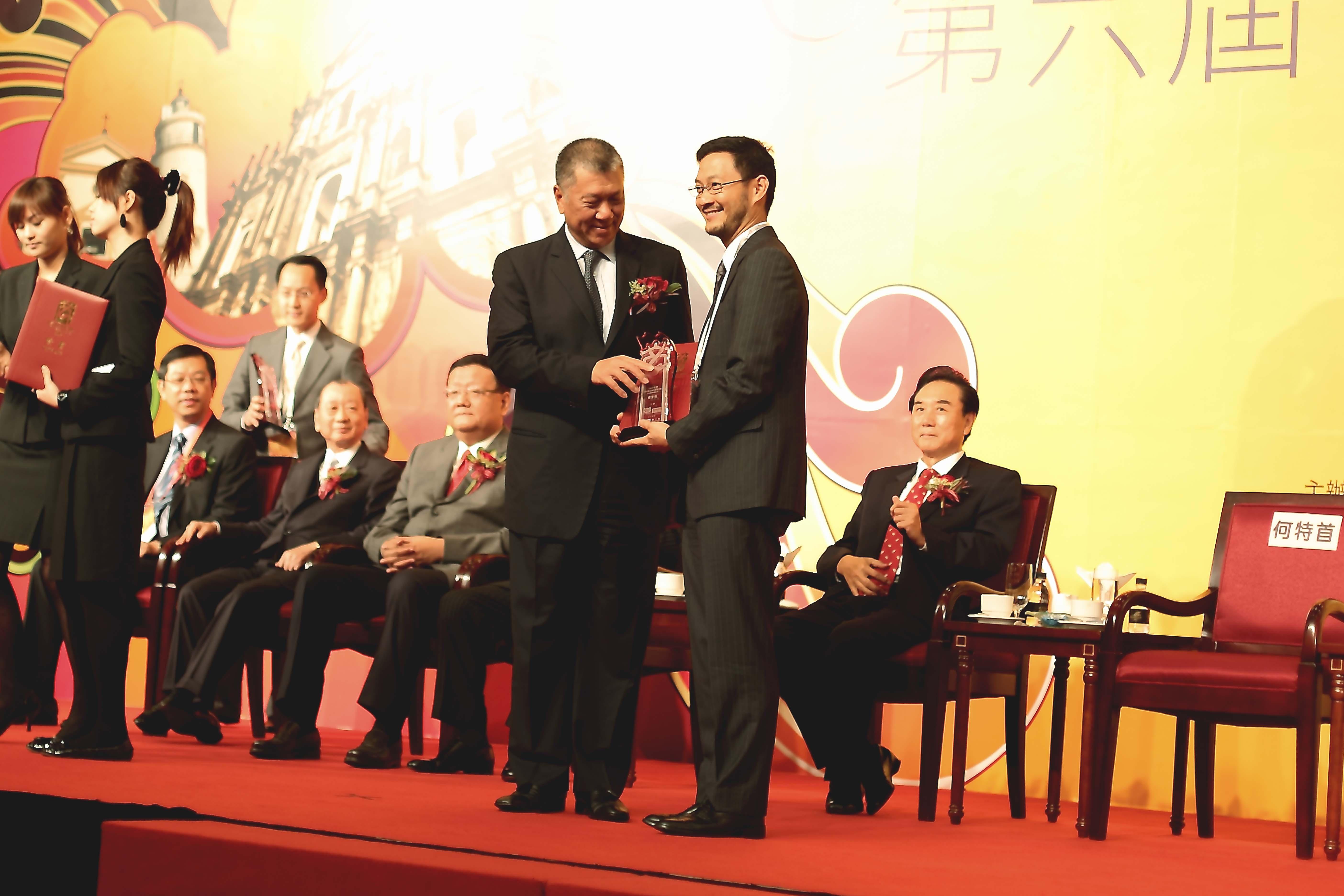 Prof Jack Lau Received "The 2009 Excellence in Achievement of World Chinese Youth Entrepreneurs" Award