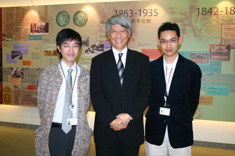 Stanley Kwok (right), Yr 2 T&M, together with Hong Kong Monetary Authority Chief Executive Joseph Yam and a fellow student ambassador 