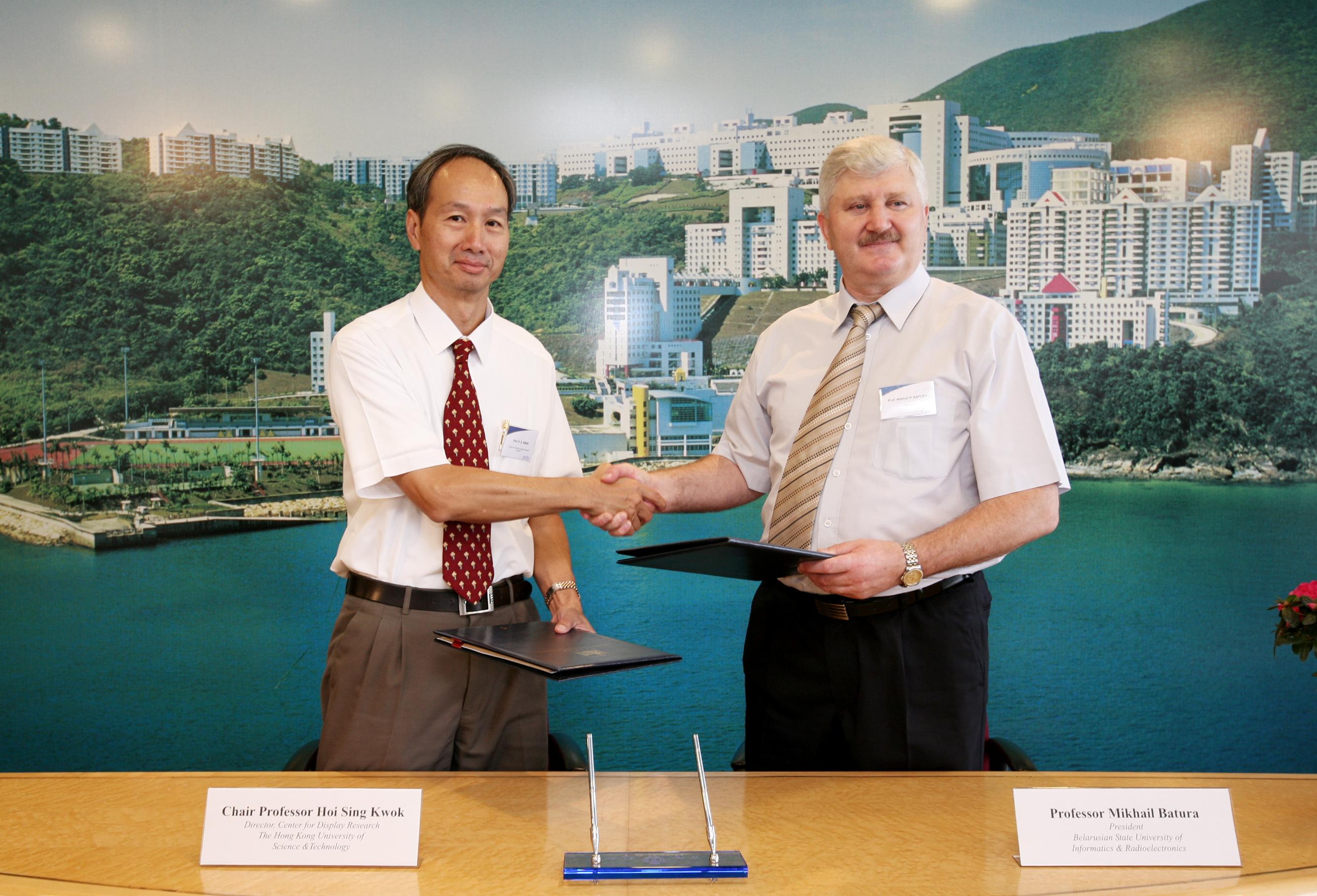 Professor Hoi Sing KWOK (left) representing HKUST signed an agreement with Prof Mikhail Batura for BSUIR to strengthen collaborations in research and joint projects. 