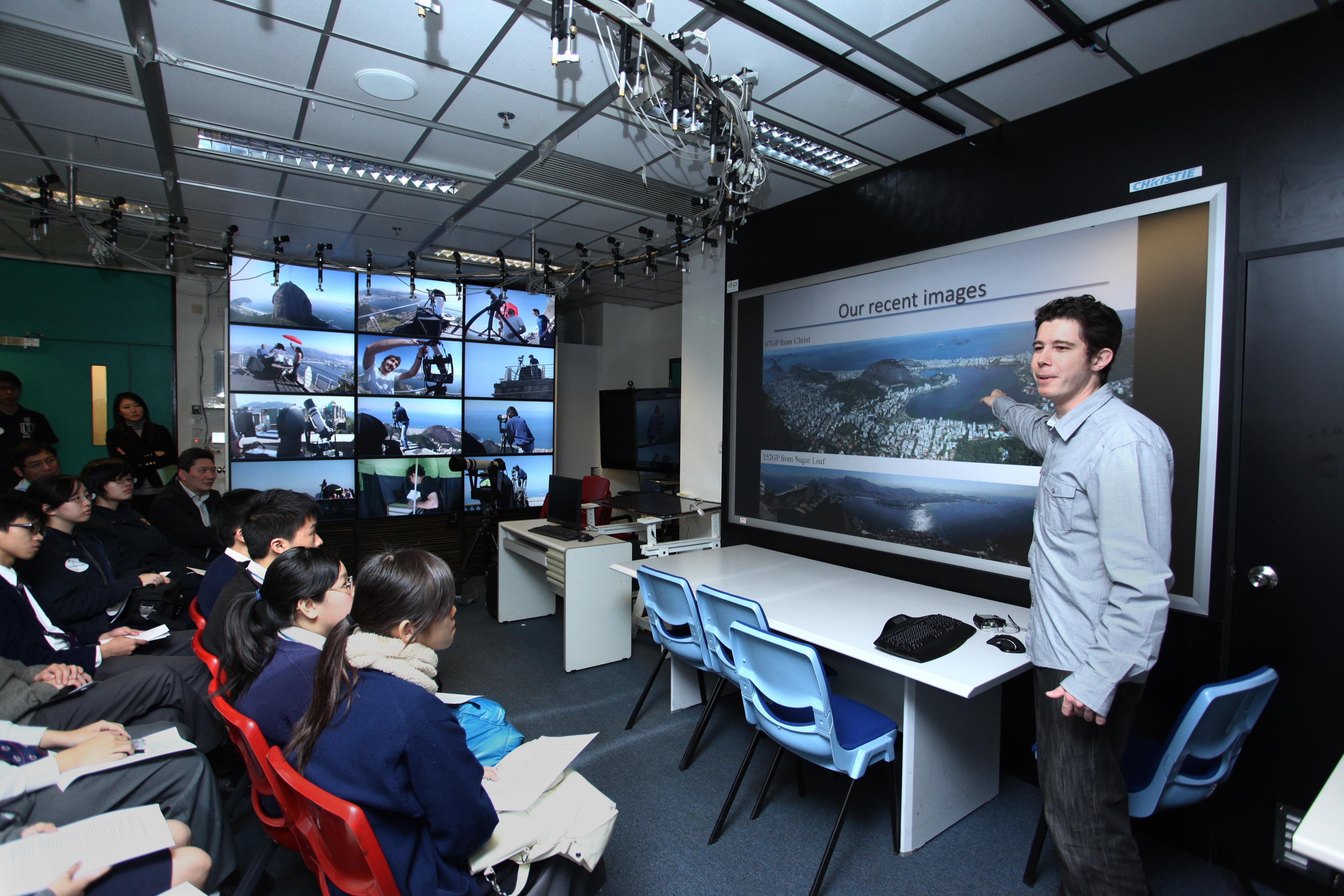 Prof Sander explaining the process of creating the world’s largest digital photos