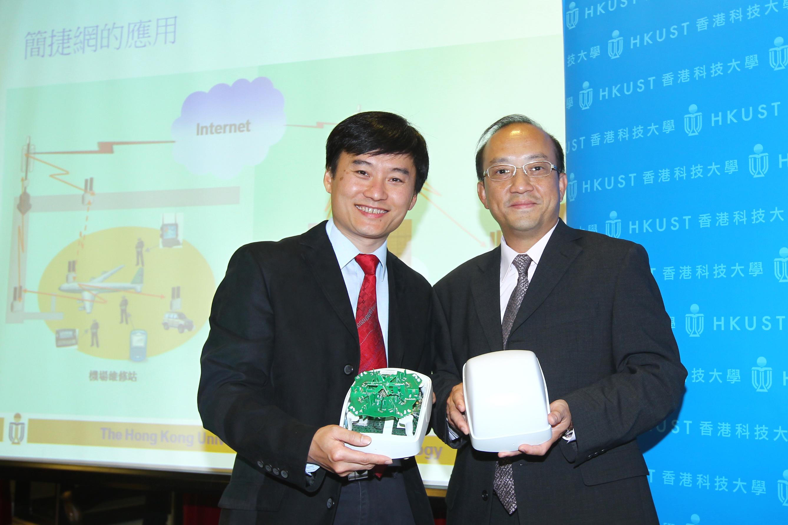 (From left) HKUST Prof Gary Chan and Modern Terminals Limited Mr Chung-keung Cheng elaborating the distinctive performance of LAviNet.  