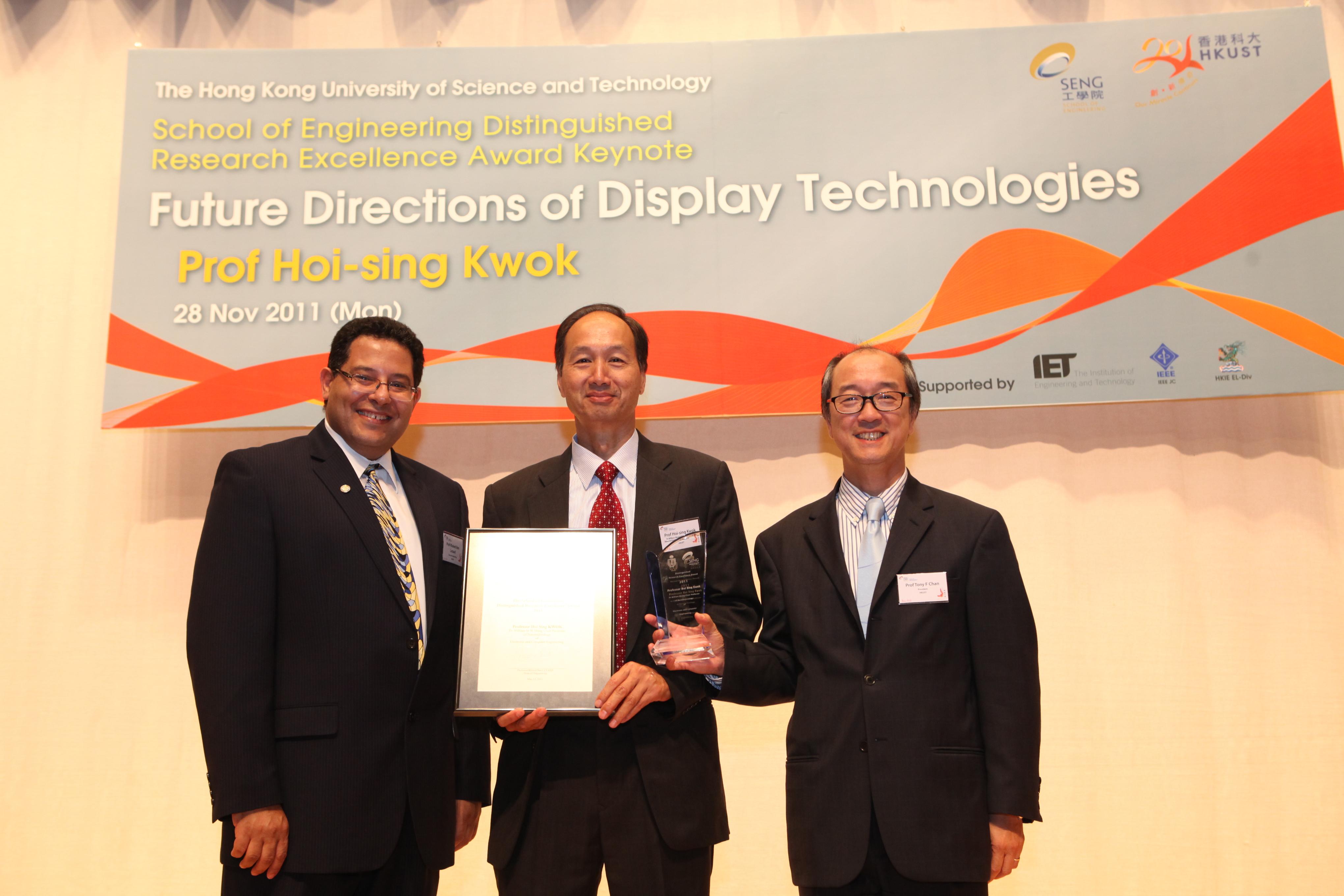 Prof Hoi Sing Kwok, inaugural recipient of the SENG Distinguished Research Excellence Award, received the trophy and the award certificate from President Prof Tony F Chan (right) and Dean of Engineering Prof Khaled Ben Letaief (left).