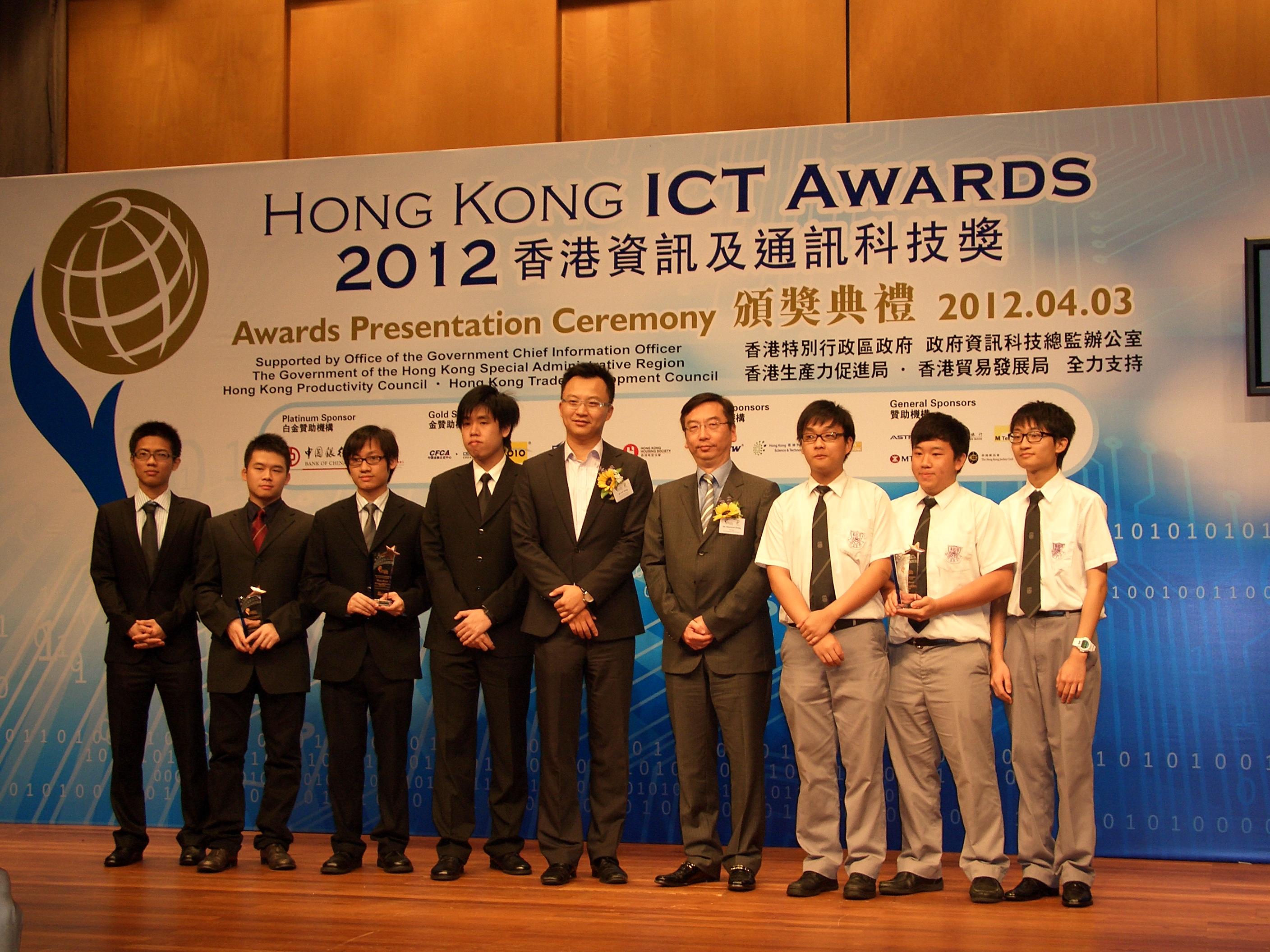 (1st to 4th from left) Two HKUST teams receiving the Best Innovation & Research (College & Undergraduates) Bronze Awards in the Hong Kong ICT Awards 2012 presentation ceremony. 