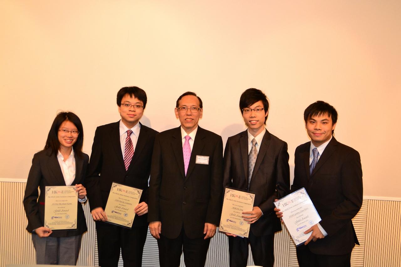 The 4-student Gold Award team, all from Chemical and Biomolecular Engineering, received the certificates from HKIE President Ir Dr CHAN Fuk Cheung (center).