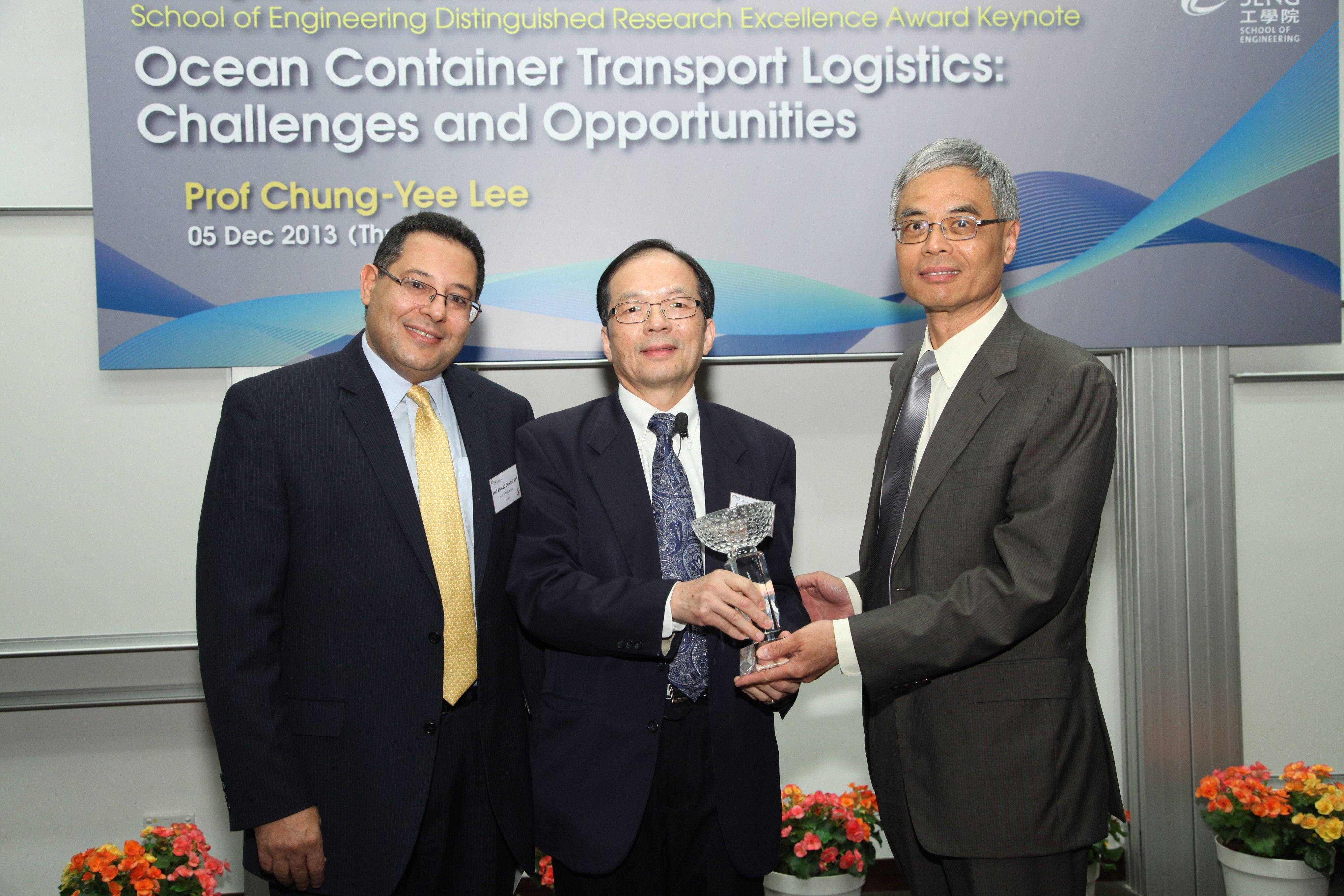 HKUST Executive Vice-President and Provost Prof Wei Shyy (right) and HKUST Dean of Engineering Prof Khaled Ben Letaief (left) jointly presented the 2013 Distinguished Research Excellence Award to Prof Chung-Yee Lee. 