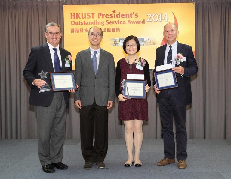 HKUST President Prof Tony F Chan (second from left) presented the “HKUST President’s Outstanding Service Award” to three awardees, namely Mr Mike Hudson, Director of the Facilities Management Office, Ms Margaret Chau, Head (Research and Graduate Studies Administration) in the Office of the Dean of Engineering, and Dr Chi Moon Li, Senior Manager of the Health, Safety and Environment Office (from left).