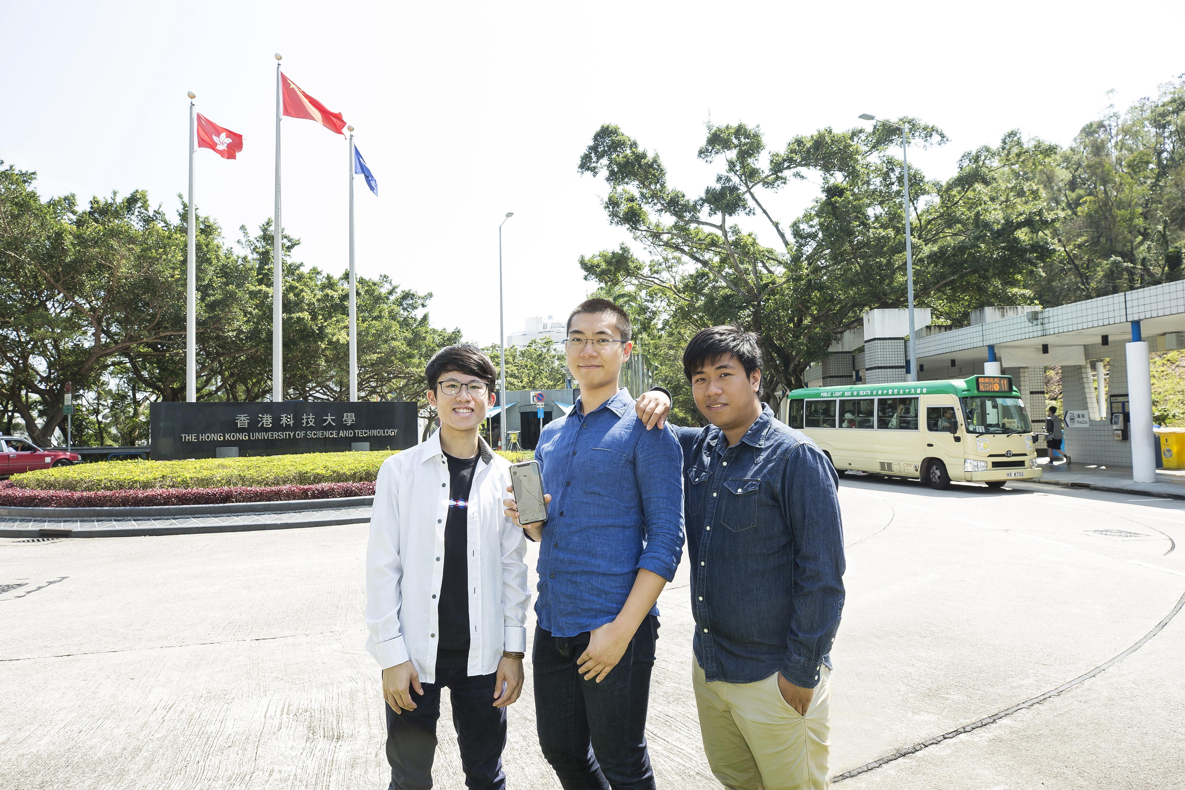 A team of HKUST alumni from the School of Engineering and School of Business and Management, (from left) Simon Tsang, Jason Yuen and Gash Tsui, showcase their USTransit app.