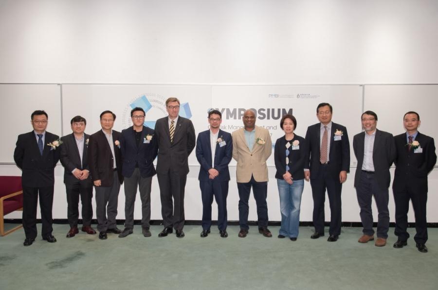 Prof. King L CHOW, Director of IPO (2nd right), Prof. Lei CHEN, Director of RMBI (left), Prof. Xianhua PENG, Co-director of RMBI (right) and Prof. Lancelot James, Co-director of RMBI (5th right) took photo with the guest speakers.