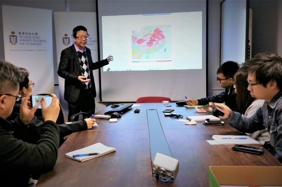 Prof. Alexis LAU of Division of Environment held a press briefing to introduce the newly developed mobile app named “Personalized Real-Time Air Quality Informatics System for Exposure - Hong Kong”