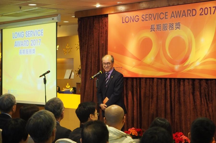 President Prof Tony F Chan officiated at the Ceremony and expressed his heartfelt thanks and appreciation to the long serving faculty and staff members for their devotion and commitment to the excellence of the University