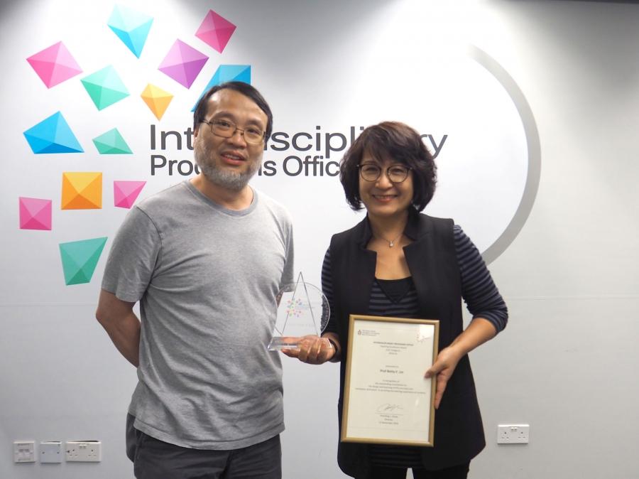  Prof. King L. CHOW (left), Director of IPO, presented the award to Prof. Betty LIN (right), Associate Director of the Dual Degree Program in Technology and Management (T&M-DDP) and Associate Professor of Business Education