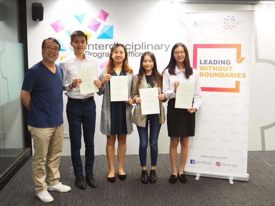 Prof. King L. CHOW (left), Director of IPO presented IPO Outstanding Community Service Award 2019/20 to the four awardees, (from second left to right) Ronald SHEK, Rachel LAM, Natalie CHEUNG, Melody HUI