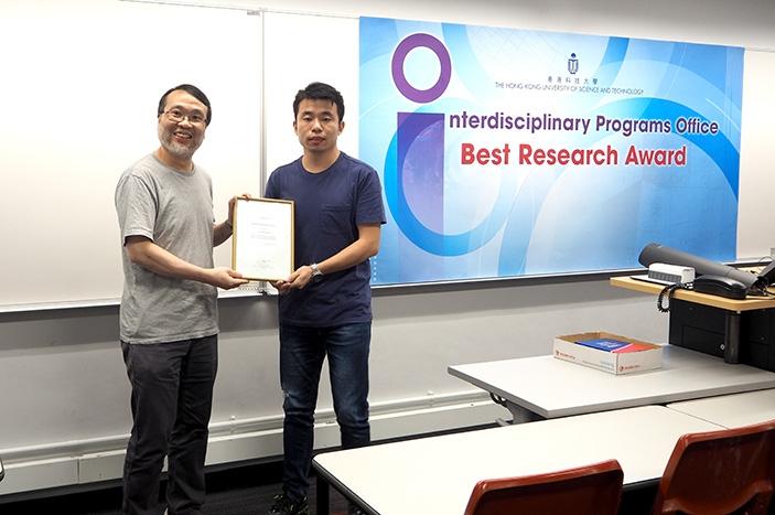 Dr. LI Zhiyuan received the certificate from Prof King L. Chow (Director of IPO)