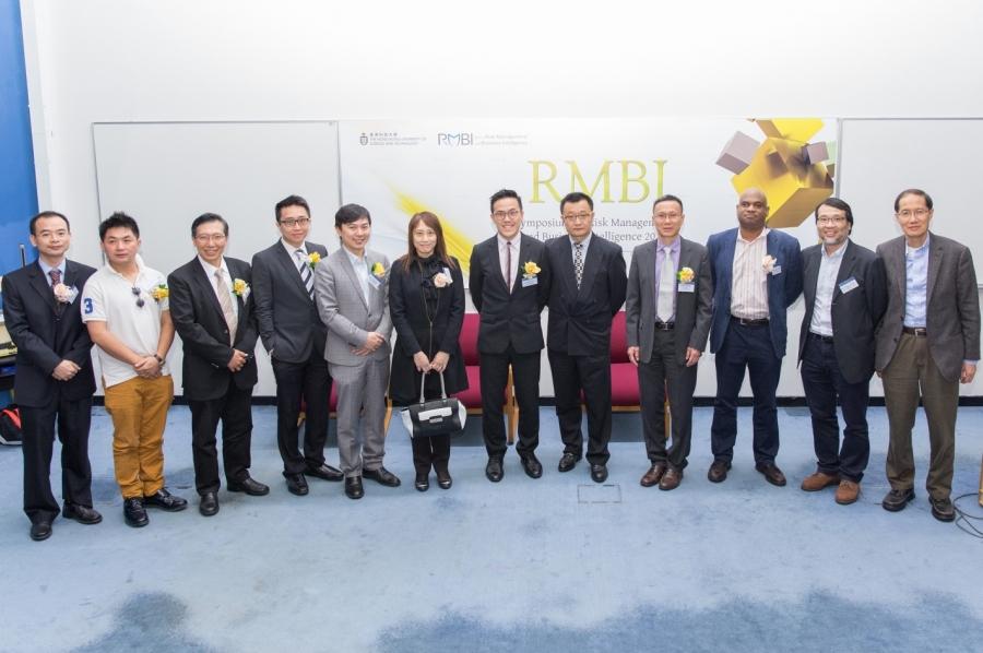 Prof. King L Chow, Director of IPO (2nd right), Prof. Lei Chen, Director of RMBI (5th right), Prof. Xian Hua Peng, Co-director of RMBI (left), Dr. Adela Lau, UG Coordinator of RMBI (6th left), Prof. Lancelot James, Co-director of RMBI (3rd right) and Prof. Shu Ming Ng, Affiliate Faculty of RMBI (right) took photo with the guest speakers.