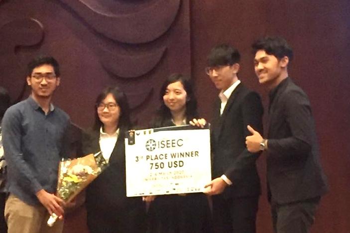  The team “Gravity Force” won Second Runner-up of the 20th Annual International System and Industrial Engineering Competition 2020 (ISEEC 2020). (From second left: Karen LAM, Suey LI and Matthew YU)