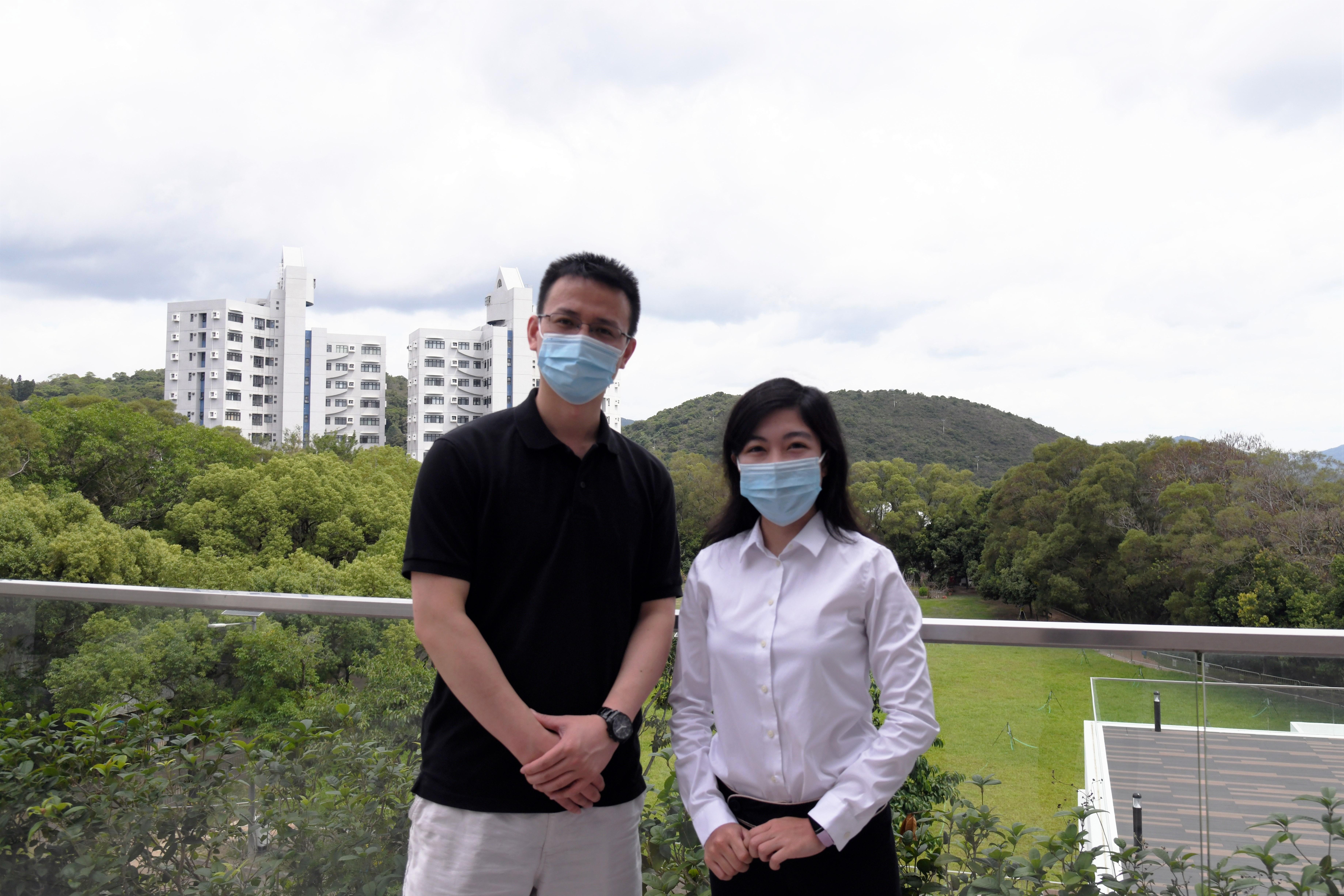 殷冉博士（左）作为科大博士毕业生，以学长身份，热情地与Sheena（化学工程及生物分子工程学三年级博士生）分享自己攻读博士学位的宝贵经验和心得。
